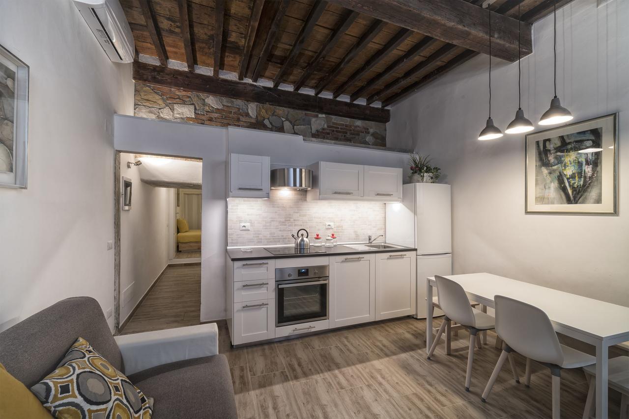 60 négyzetméteres, 1 hálószobás, 2 saját fürdőszobával rendelkező Apartman Történelmi Központ terül Firenze Szoba fotó