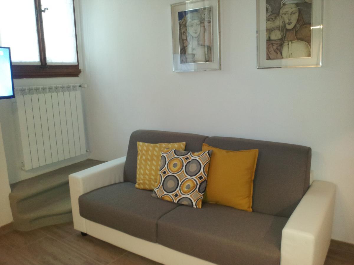 60 négyzetméteres, 1 hálószobás, 2 saját fürdőszobával rendelkező Apartman Történelmi Központ terül Firenze Kültér fotó